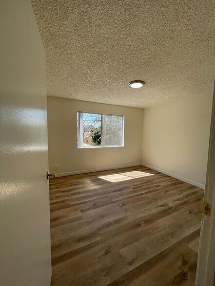 Building Photo - 221 W Elm Ave