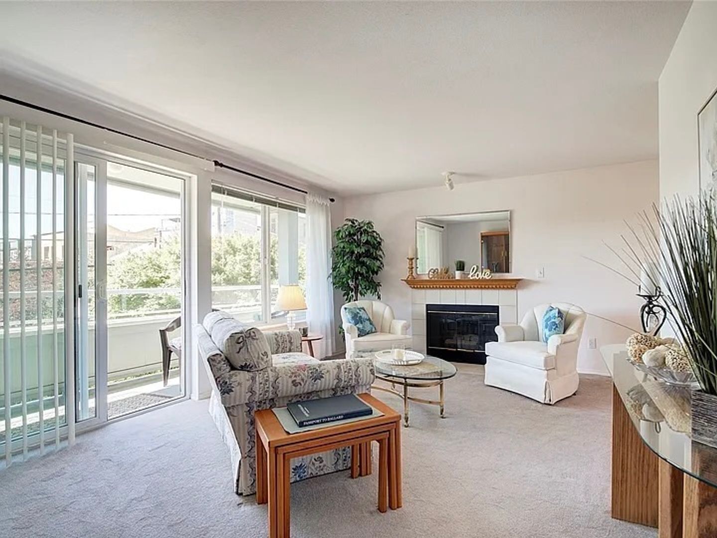 Building Photo - Must See Ballard Condo!!!