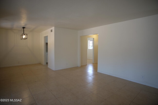 Building Photo - 721 E Joan Pl