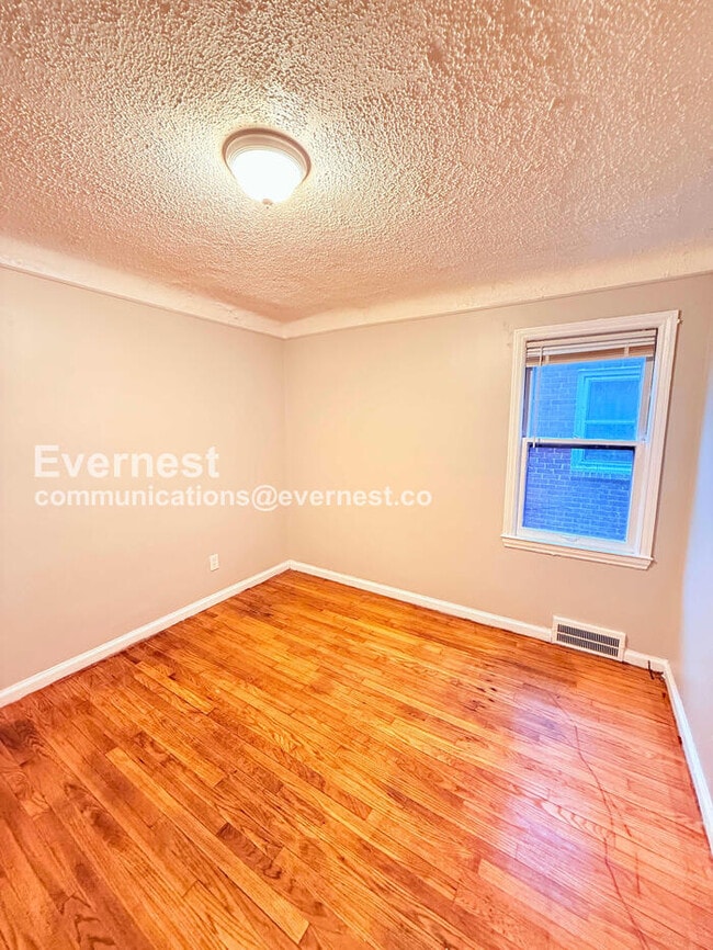 Building Photo - 11009 Roxbury St