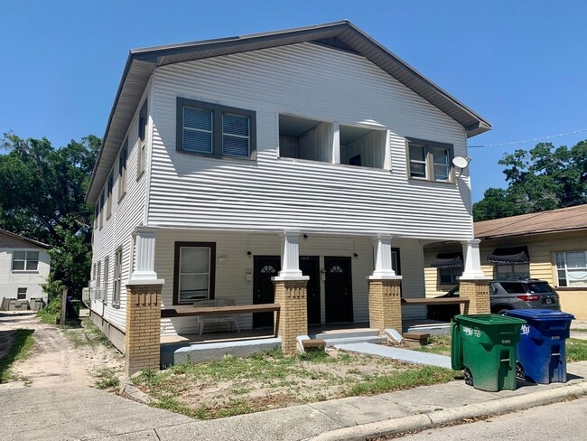 Building Photo - CHARMING AND UPDATED 2 BEDROOM 1 BATH.  MO...