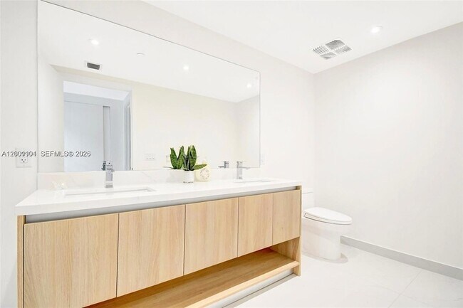 Building Photo - 9901 W Bay Harbor Dr