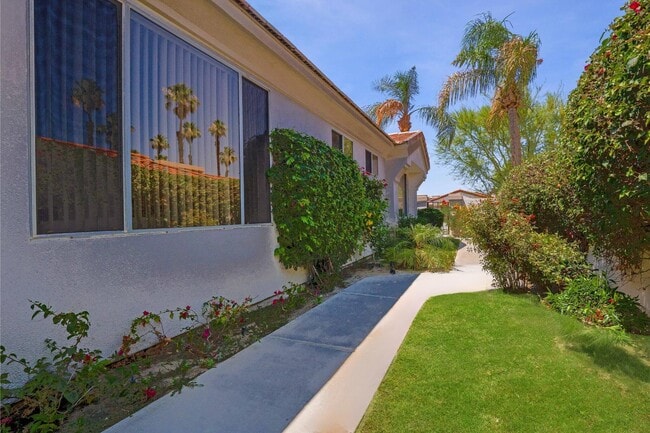 Building Photo - 425 Desert Holly Dr