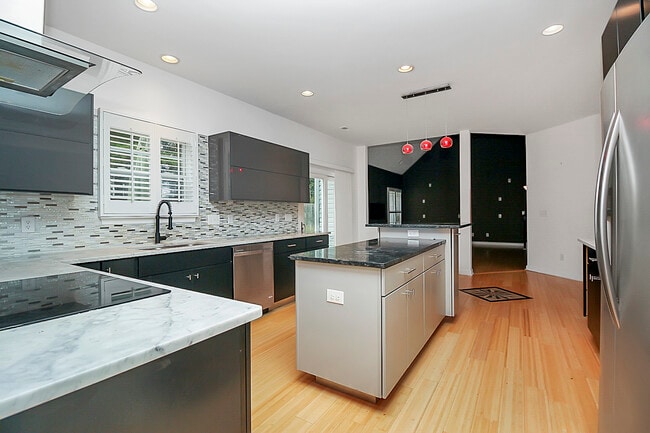 Building Photo - 3415 Fallowbrook Forest