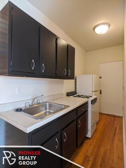 Building Photo - 953 W Cornelia Ave