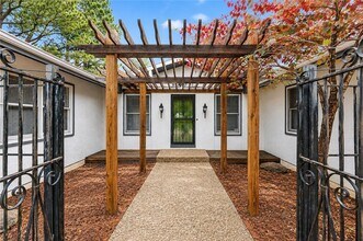 Building Photo - 315 E Fairway Ln