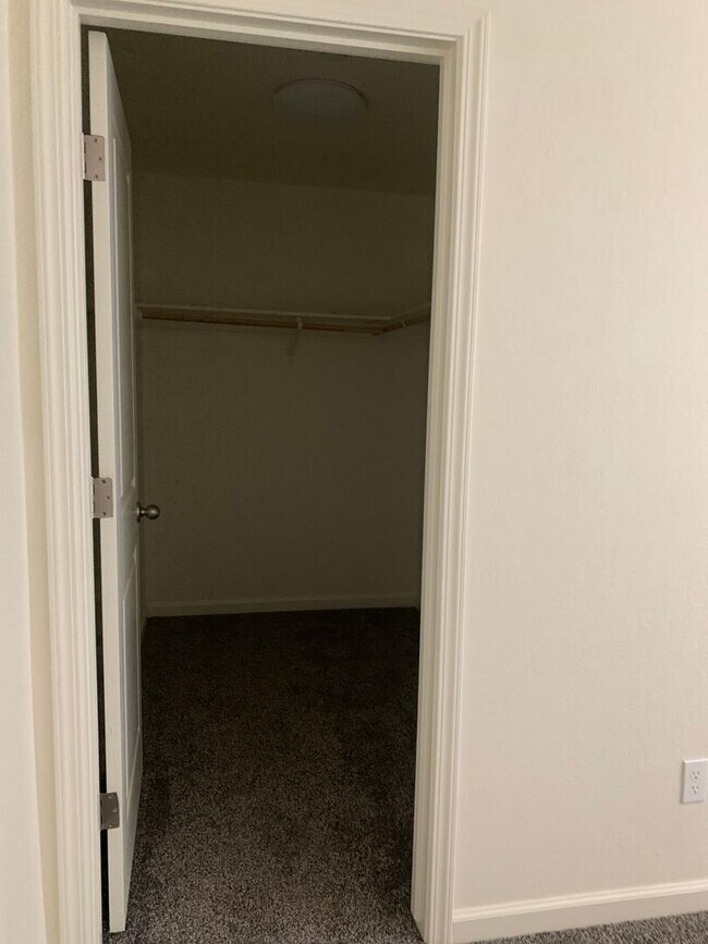 Building Photo - Beautiful 3 Bedroom 2 Bath Home in North Hanford
