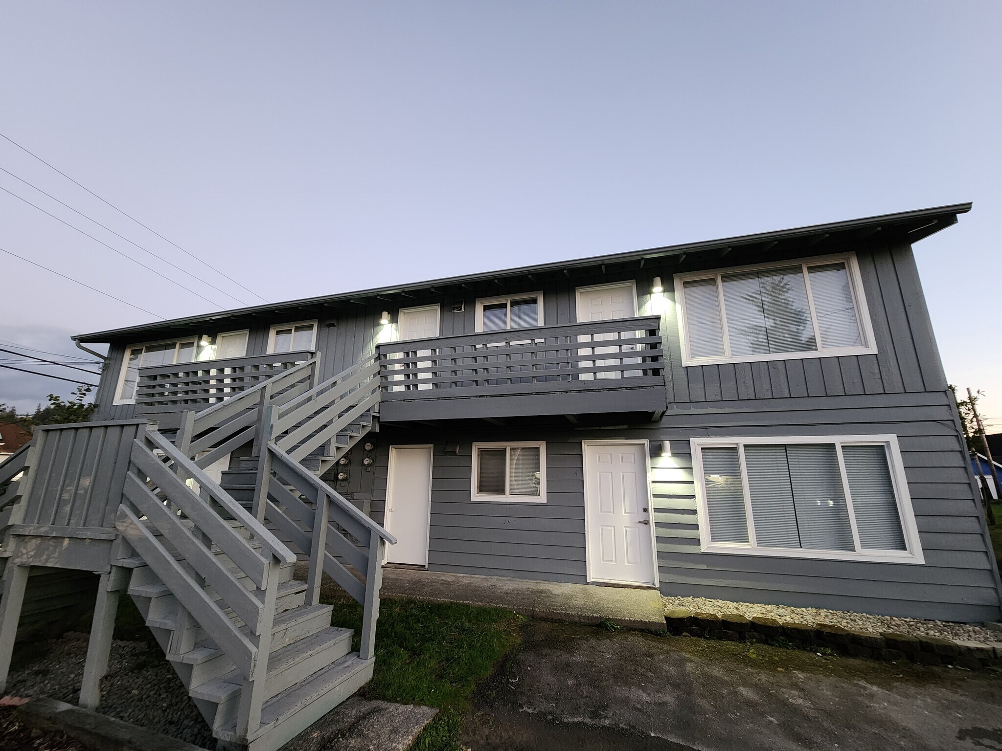 Building Photo - 819 E 2nd St