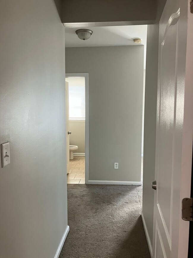 Building Photo - Three Bedroom Condo - Centrally Located Su...