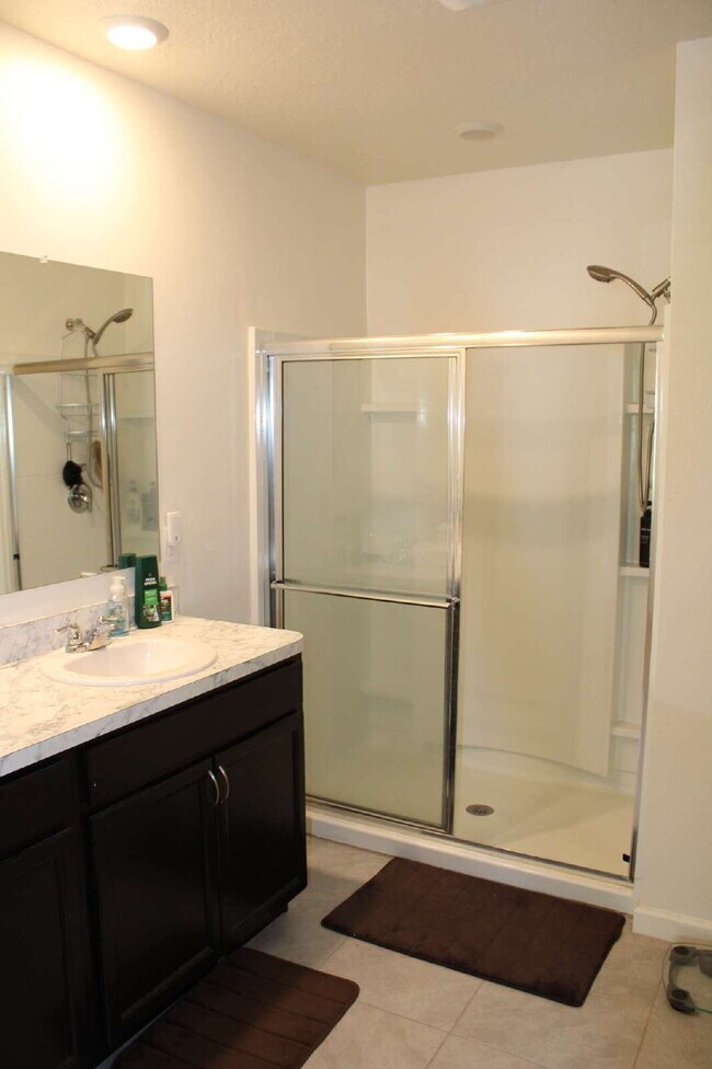 Building Photo - Modern 4-Bedroom Home with Large Backyard ...
