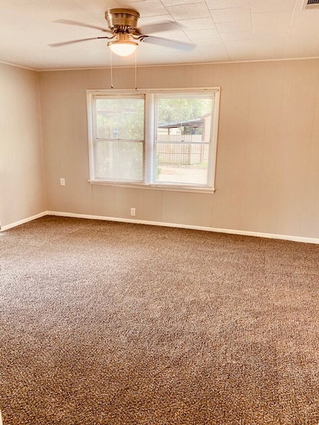 Building Photo - RECENTLY REMODELED 3 BEDROOM 2 BATH  LEASE...