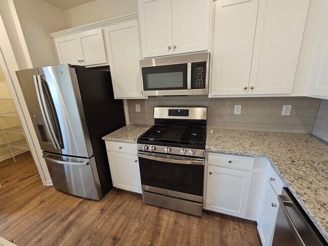 Building Photo - Like New Town Home in Kellerton Place, Monroe!