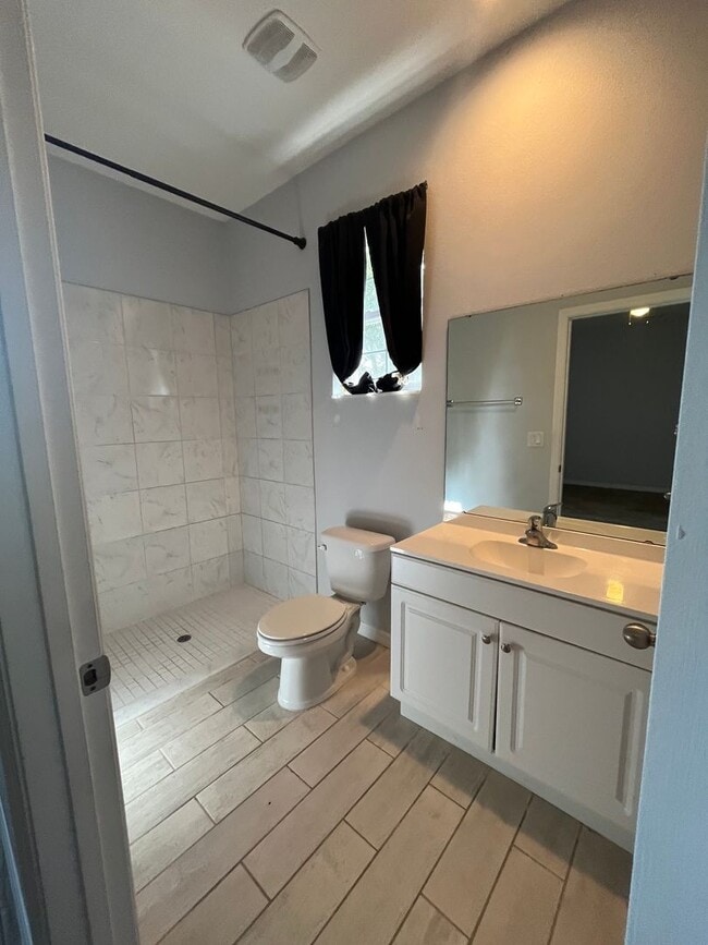 Building Photo - Spacious 3 Bedroom, 2 Bath Duplex – Newer ...