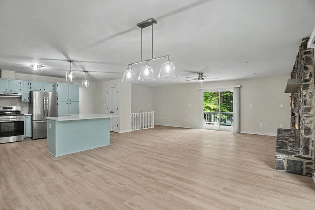 Building Photo - 201 Birchside Cir
