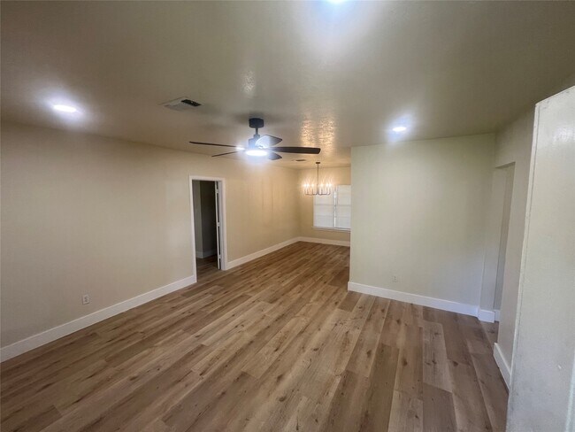 Building Photo - 5735 Kenilwood Dr