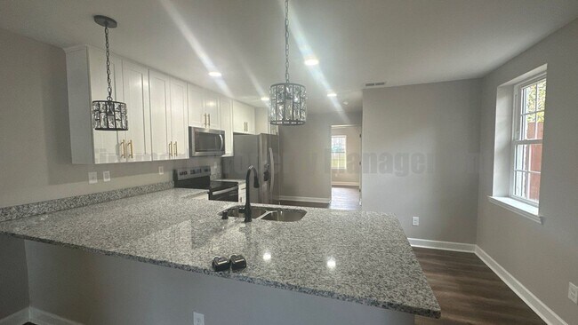 Building Photo - FULLY FURNISHED - Beautiful 1 Bed, 1 Bath ...