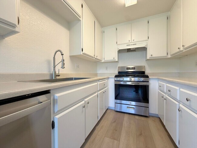 Building Photo - Alhambra Dr