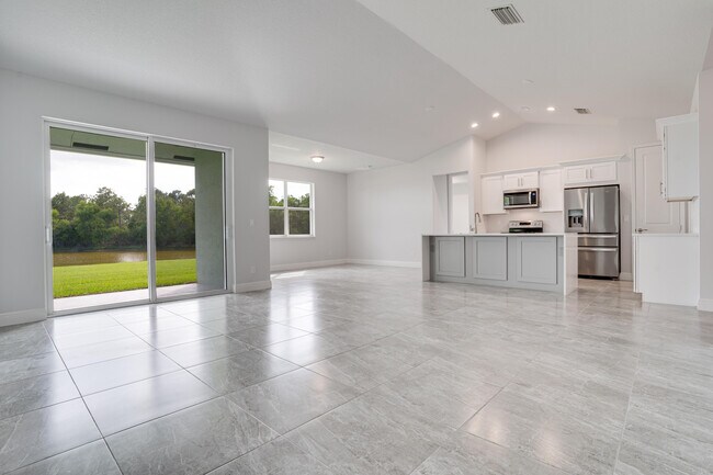Building Photo - 388 SW Vista Lake Dr
