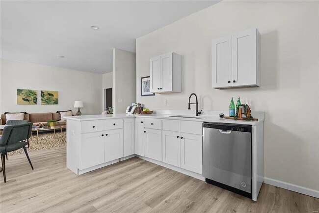 Building Photo - Gorgeous Three Bedrooms\ with IN-UNIT Laun...