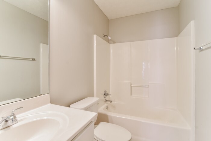 Building Photo - 231 Thornfield Dr