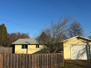 Building Photo - $500 Off of February!!! 3 Bedroom/2 Bath NW Corvallis Home!