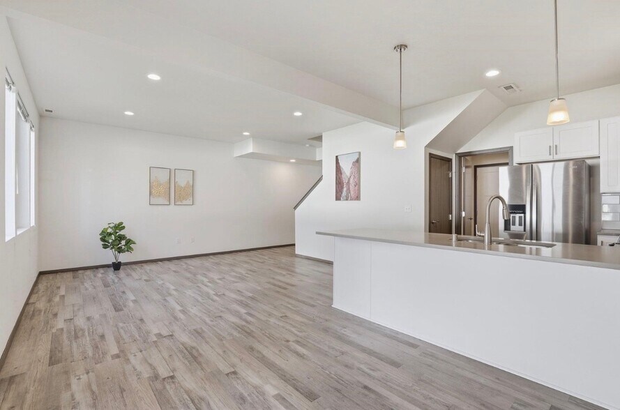 Building Photo - 7 E Chatham Ave