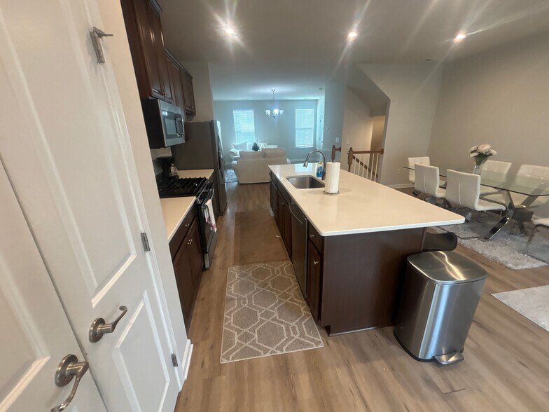 Building Photo - Room in Townhome on Poplar Leaf Way