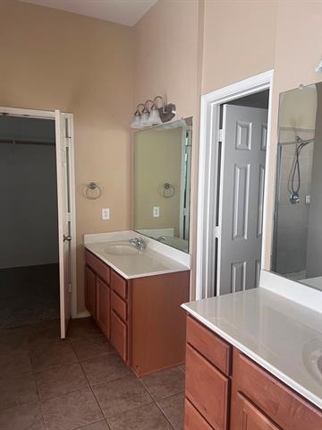 Building Photo - 11490 La Grange Dr