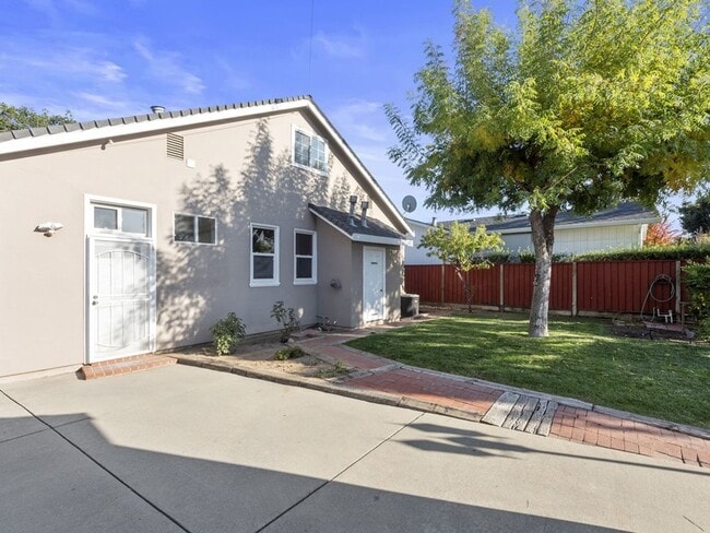 Building Photo - Beautiful Home in Quaint Neighborhood