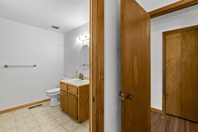 Building Photo - 103 E Miller Ct