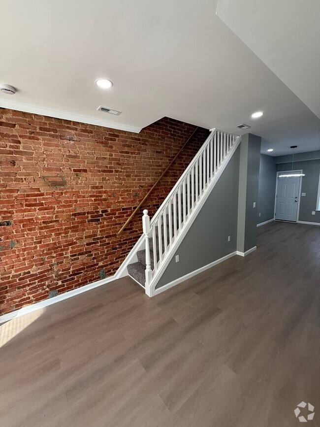 Building Photo - Freshly Renovated Home on Up and Coming St...