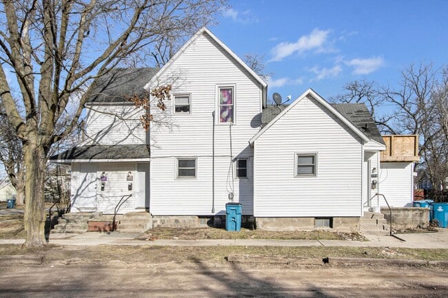 Building Photo - 1703 S Park St
