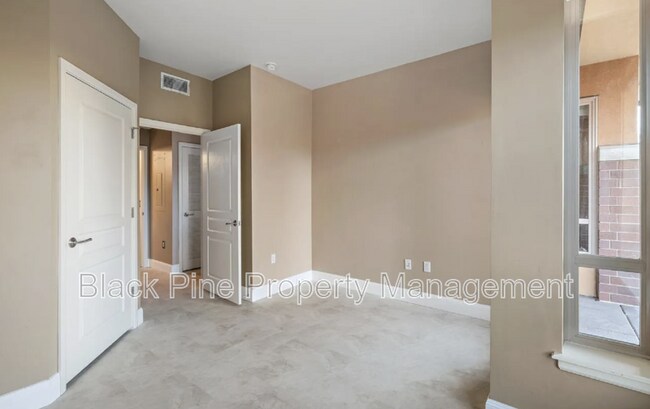 Building Photo - 323 W Jefferson St