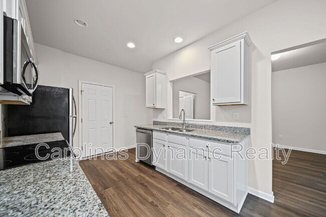 Building Photo - 916 S Battleground Ave