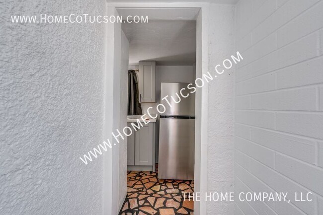 Building Photo - 940 E Florita St