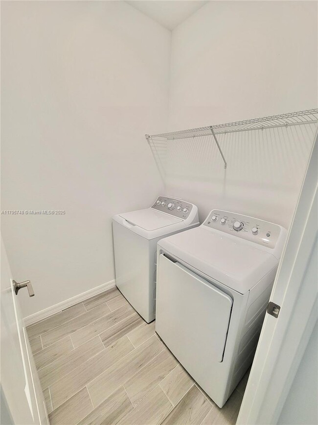 Building Photo - 5647 Ficus Aurea St