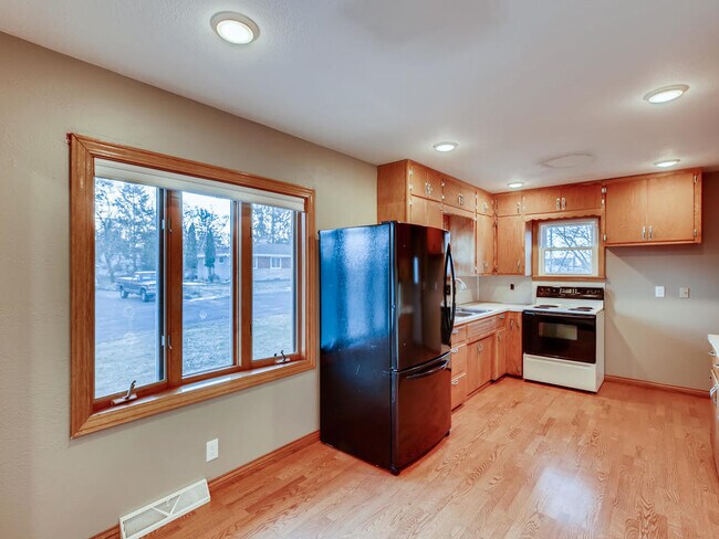 Building Photo - 3328 Kraft Cir N