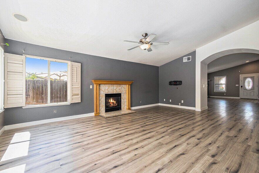 Building Photo - 8736 Glacier Point Dr