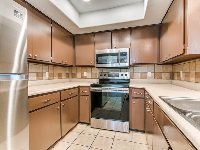 Building Photo - Just remodeled Duplex Home