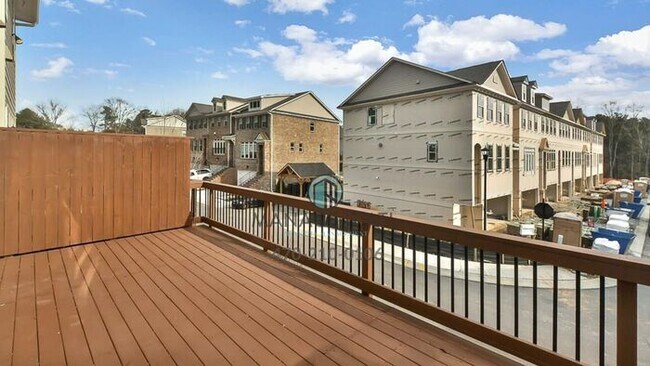 Building Photo - A beautifully designed townhome in the heart of Dunwoody