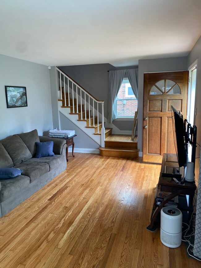 Building Photo - Beautiful 3 Bedroom House with Large Fence...