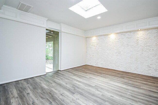 Building Photo - 201 Vanderpool Ln