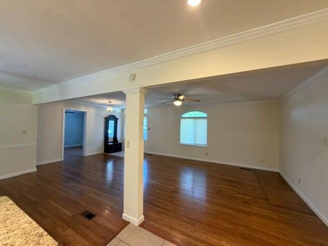 Building Photo - Beautiful 3 Bedroom 2 Bath with fenced in backyard