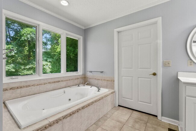 Building Photo - 2496 Valley View Ln
