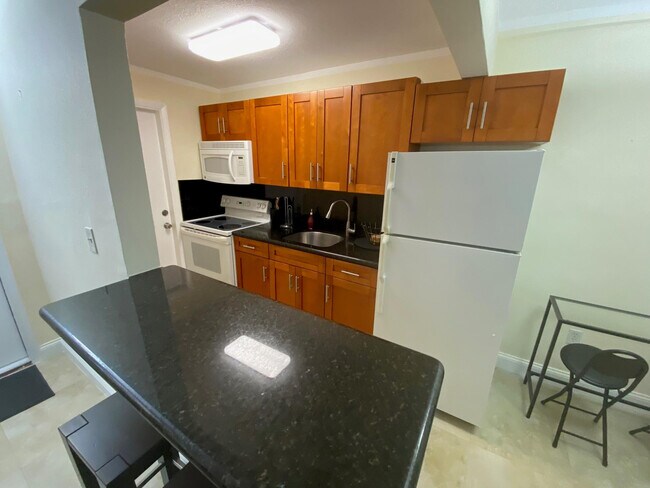 Building Photo - 335 Collins Ave