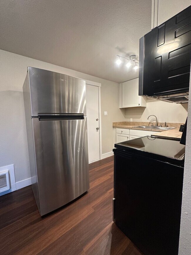 Building Photo - Newport Ave Triplex - 00404-NEWP-00