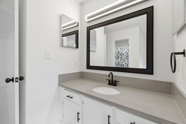 Building Photo - Updated 2BR Townhome in Prime Chapel Hill Location with Pool & Tennis!