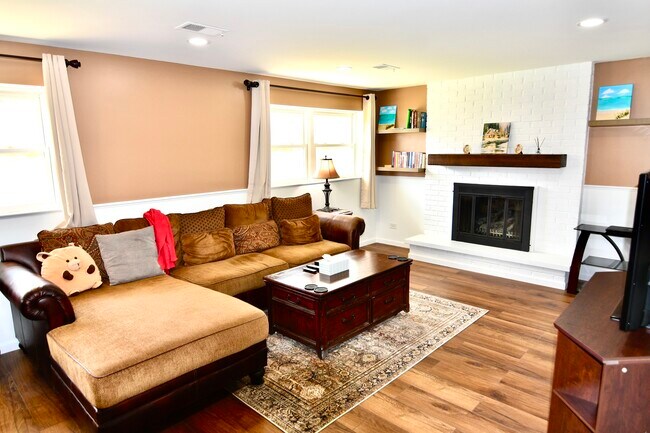Building Photo - 7 E Pickwick Rd