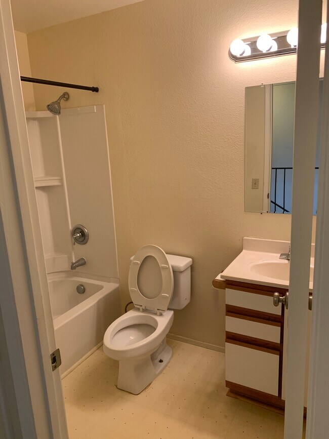 Building Photo - Cozy 2 Bed 1 Bath Home For Rent