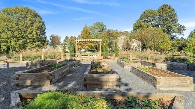 Building Photo - 3600 Park Lake Ln